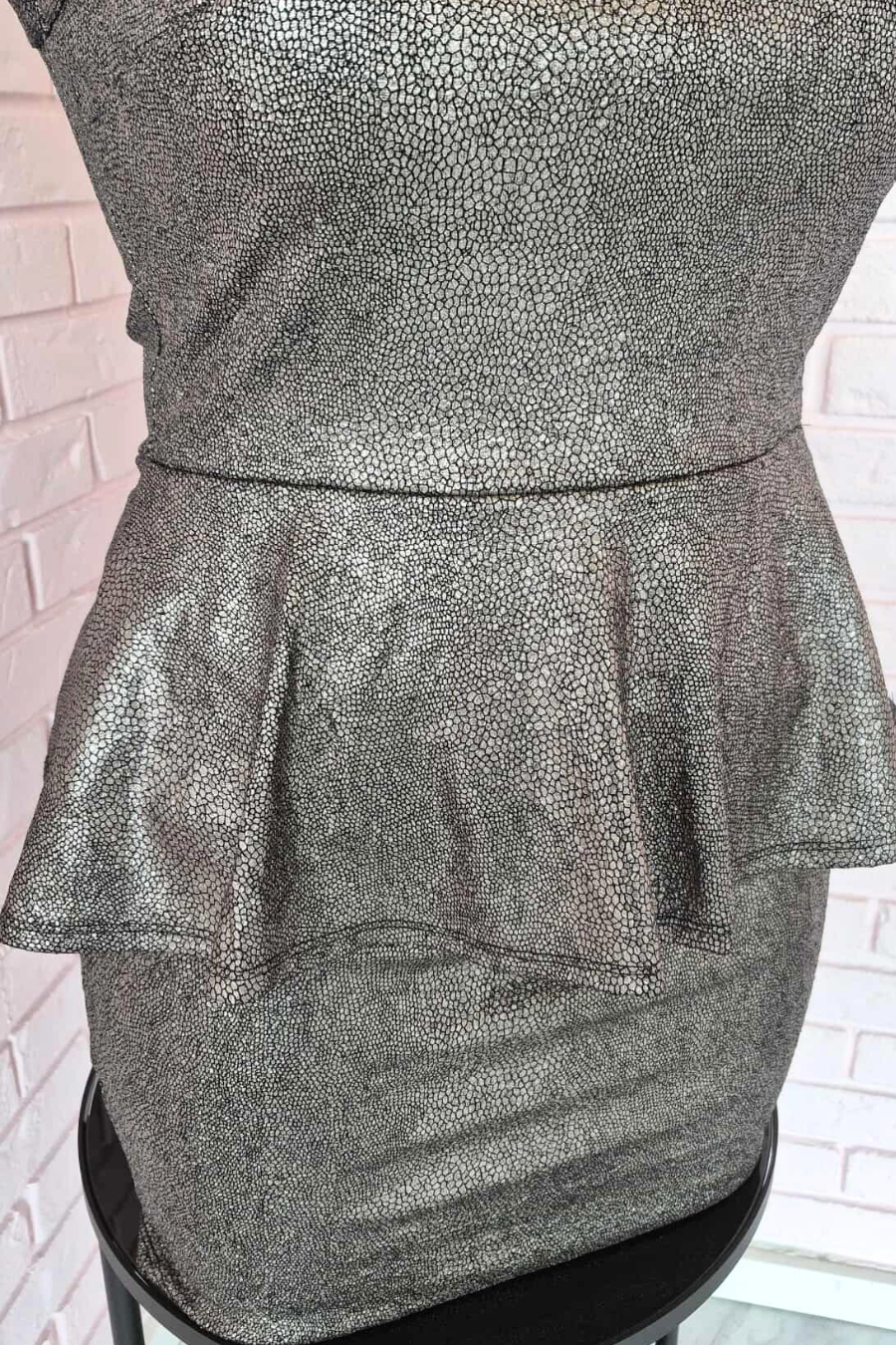 Robe métallique extensible à basque