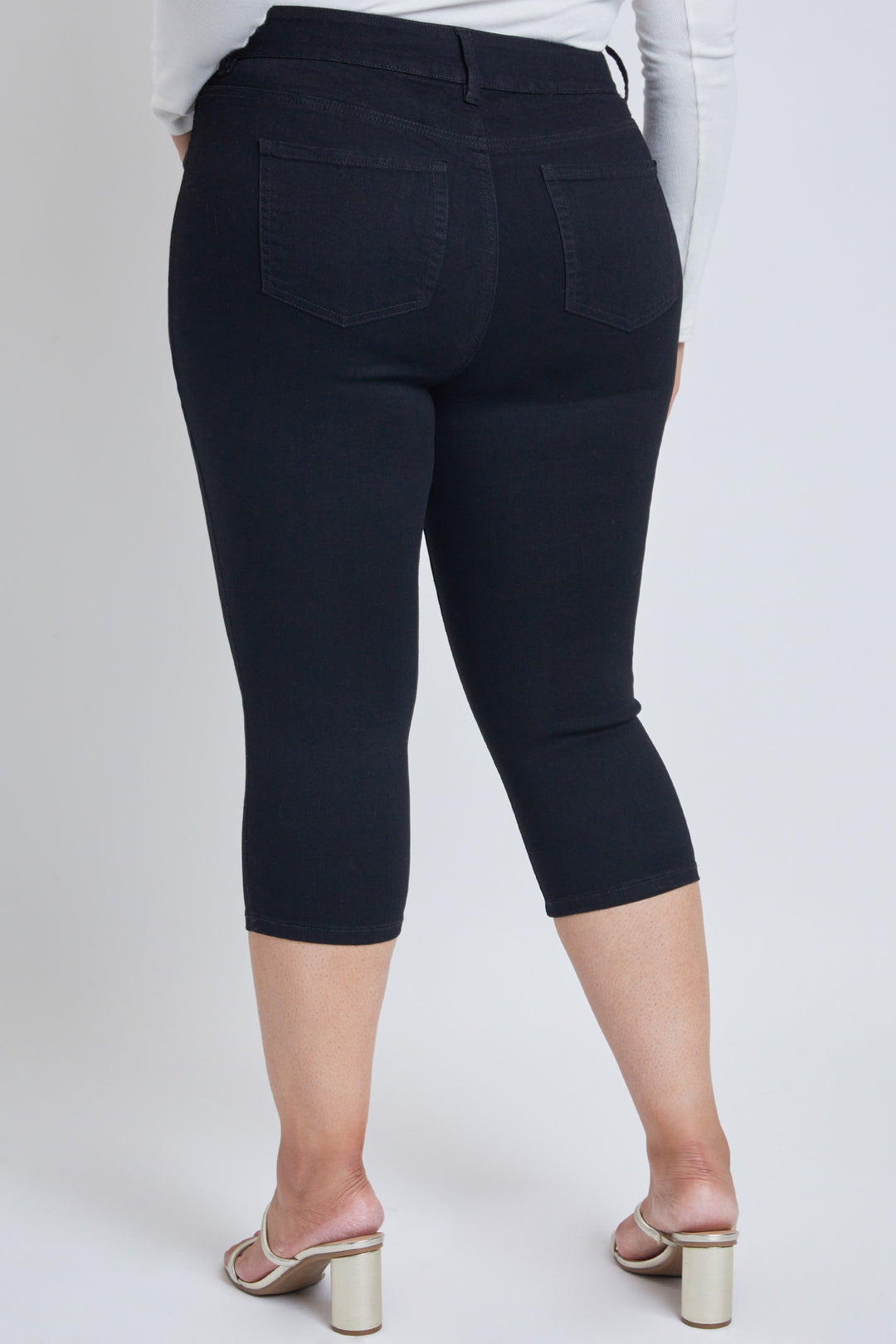Capri en jean noir à 2 boutons