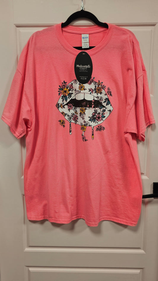 T-shirt rose avec bouche fleurie