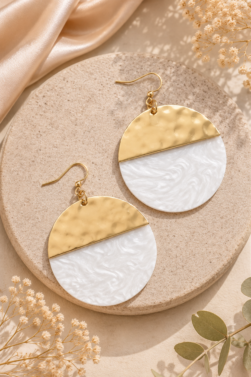 Boucles d’oreilles pendantes en résine blanche et or
