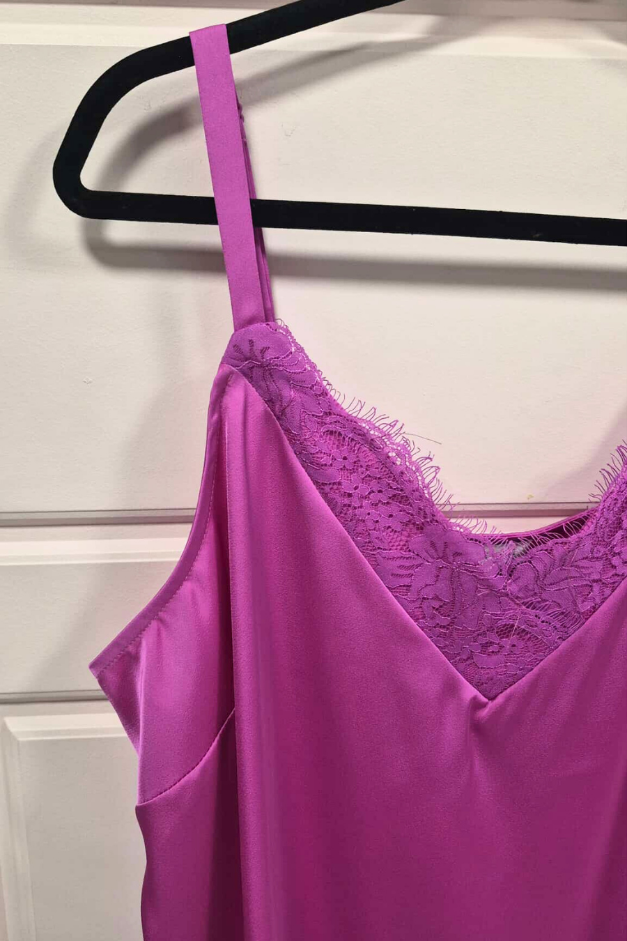 Camisole en satin avec dentelle (magenta)