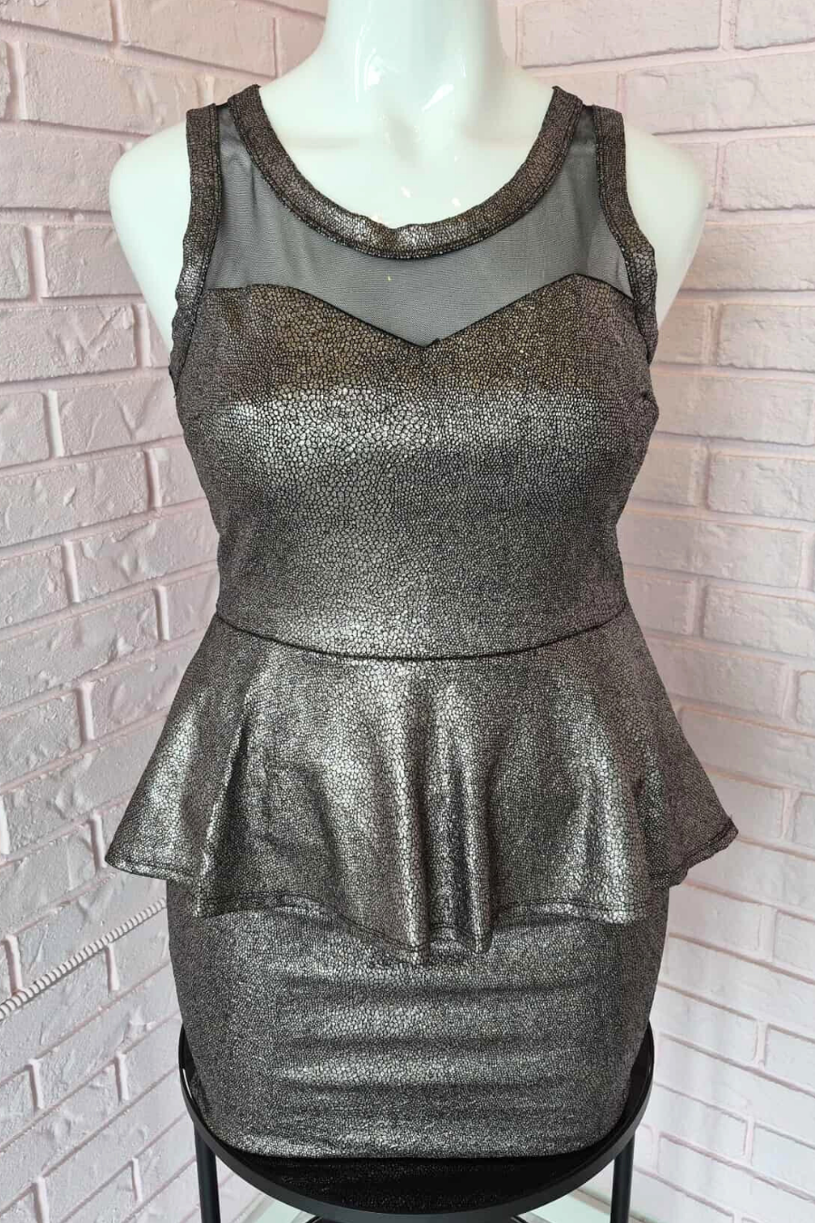 Robe métallique extensible à basque