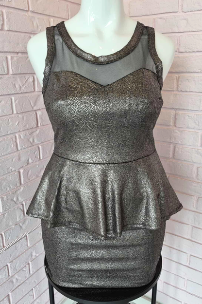 Robe métallique extensible à basque