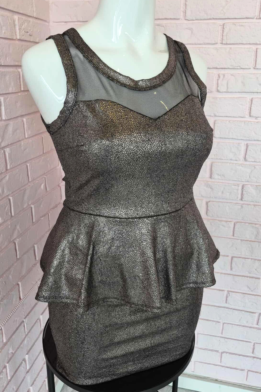 Robe métallique extensible à basque