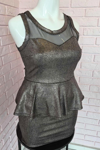 Robe métallique extensible à basque