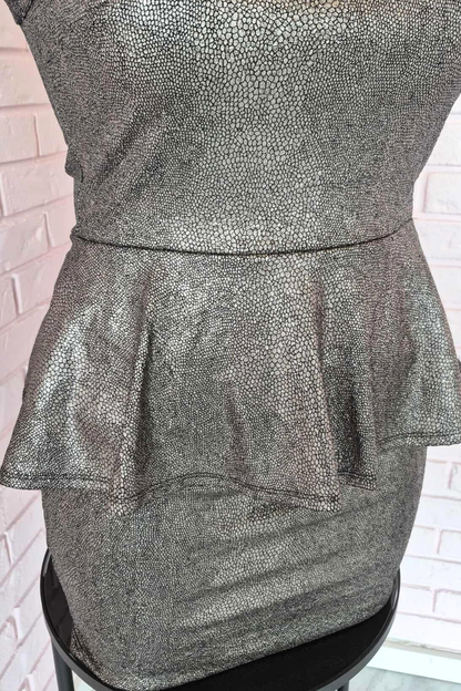 Robe métallique extensible à basque