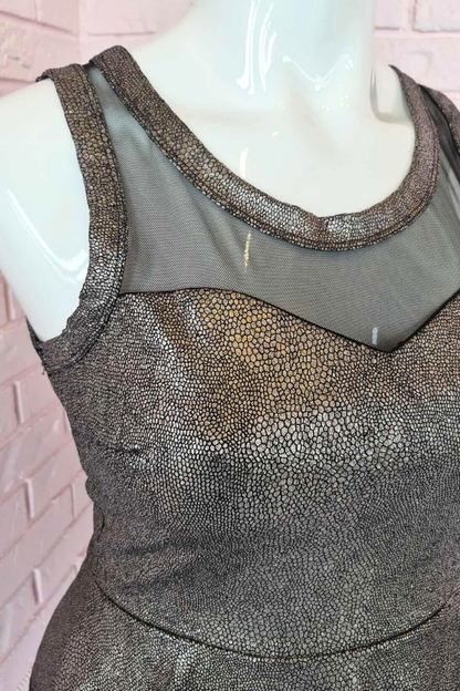 Robe métallique extensible à basque