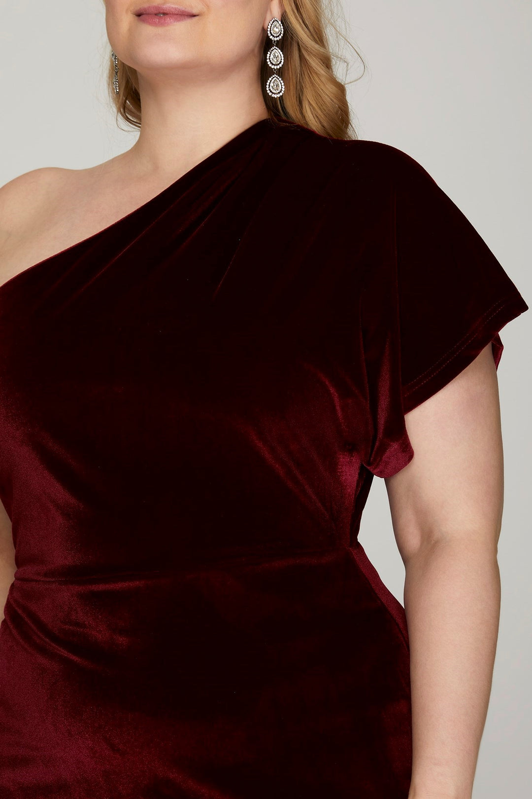 Robe extensible en velour à épaule dénudée (noire)
