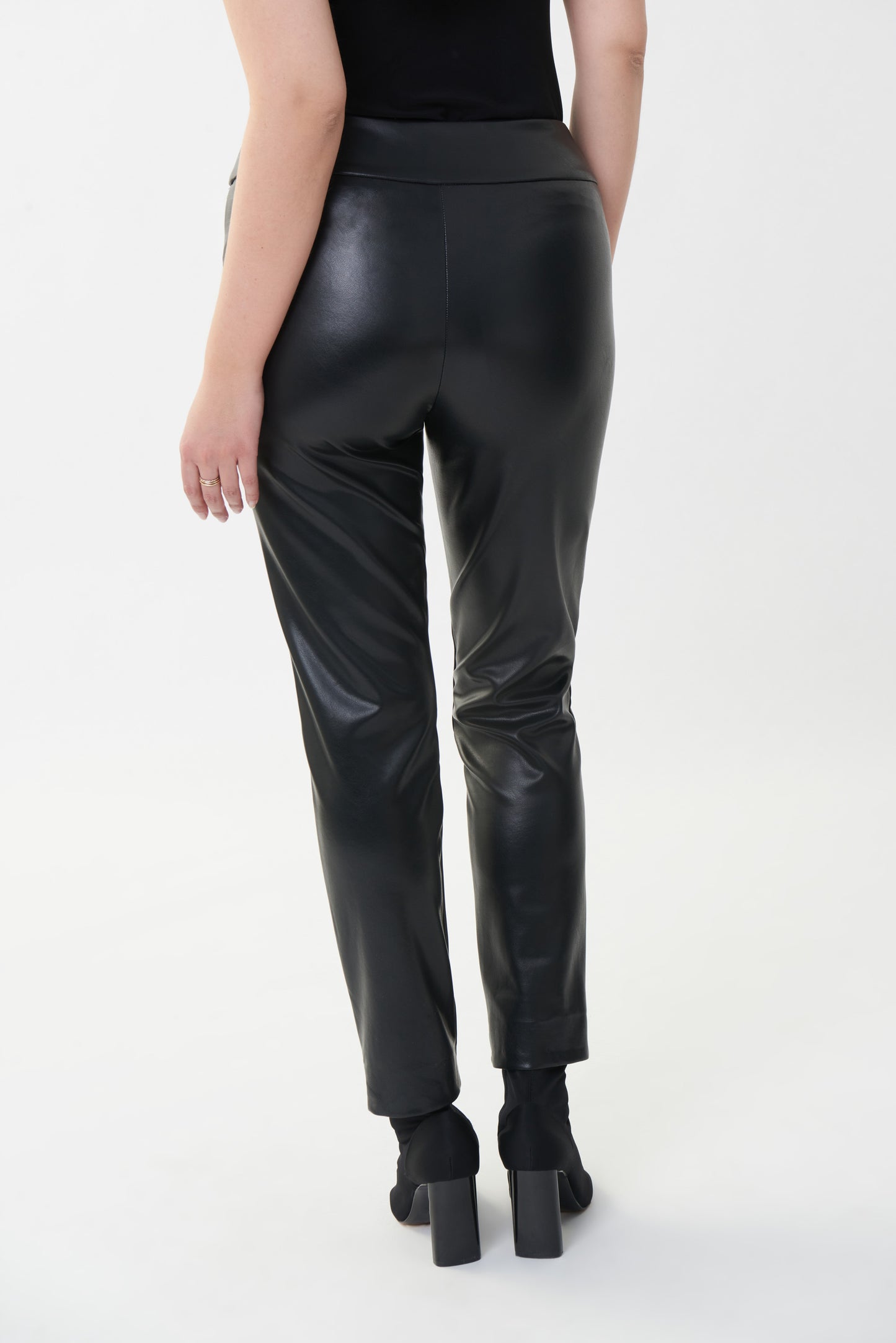 Pantalon noir ajusté en simili cuir - Modèle 223196