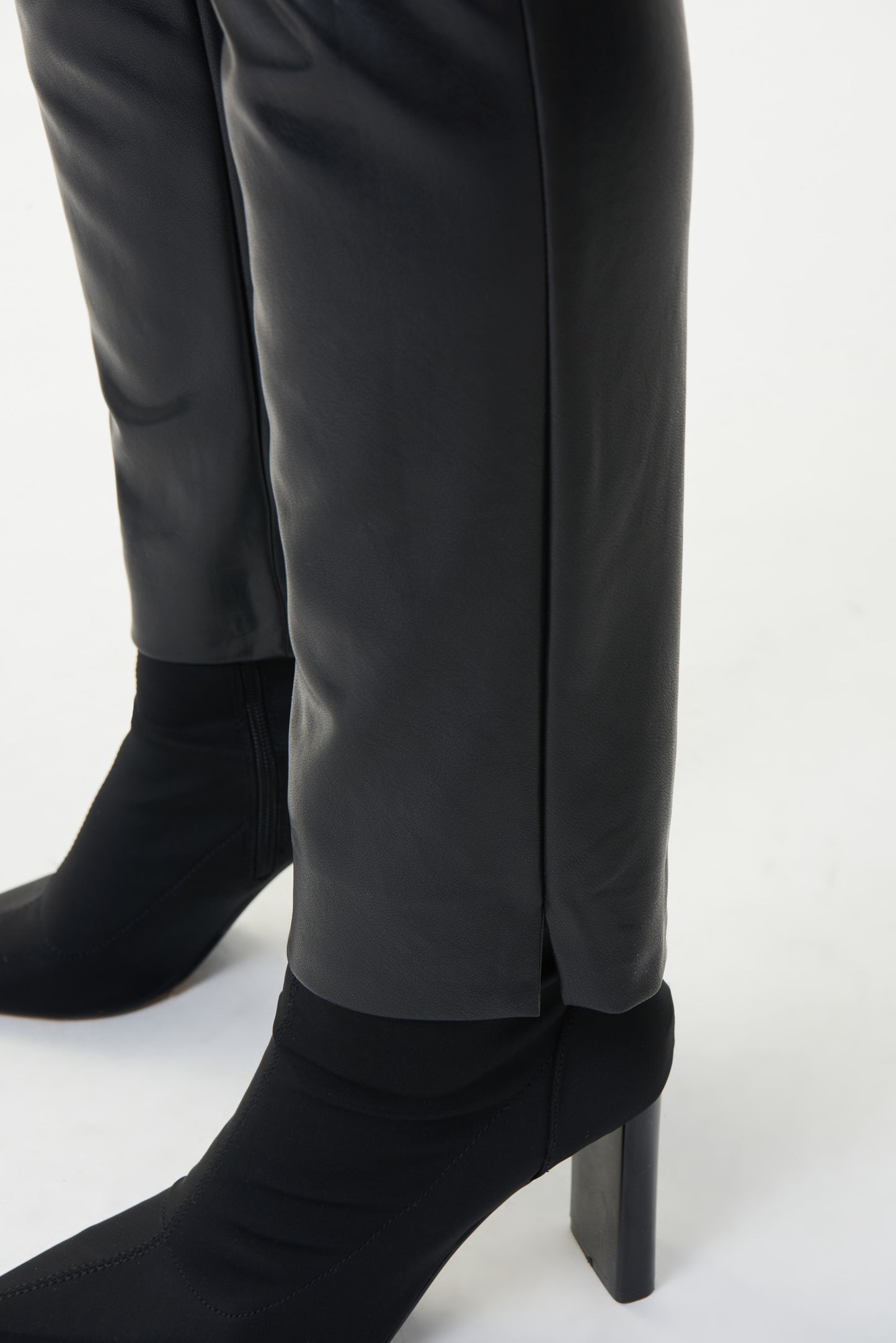 Pantalon noir ajusté en simili cuir - Modèle 223196